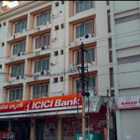 Oyo Flagship Santhi Grand Hotel Vijayawāda Buitenkant foto