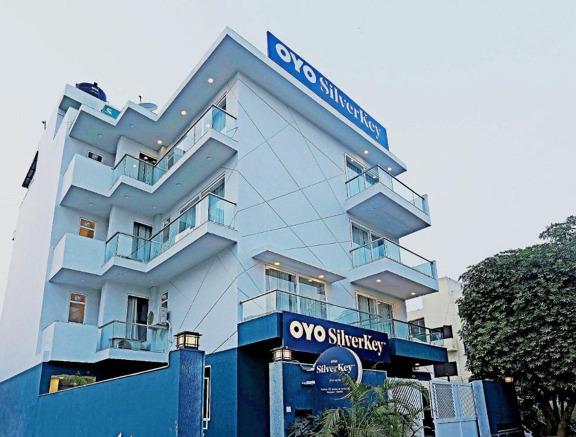 Oyo Flagship Santhi Grand Hotel Vijayawāda Buitenkant foto